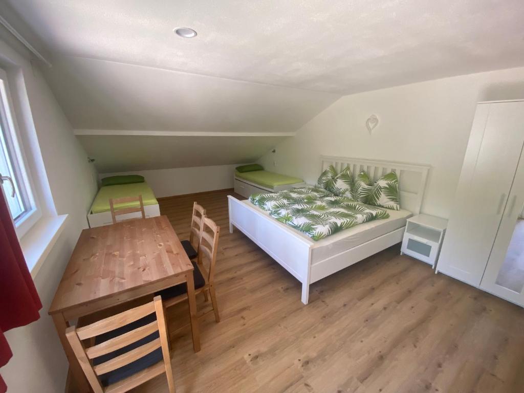 Posteľ alebo postele v izbe v ubytovaní Auszeit Salzkammergut Appartements