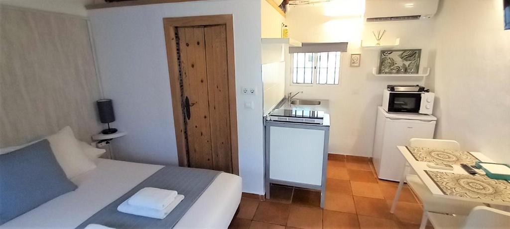 a small room with a bed and a kitchen at Mandala Bungalows - Adults Only in Los Caños de Meca