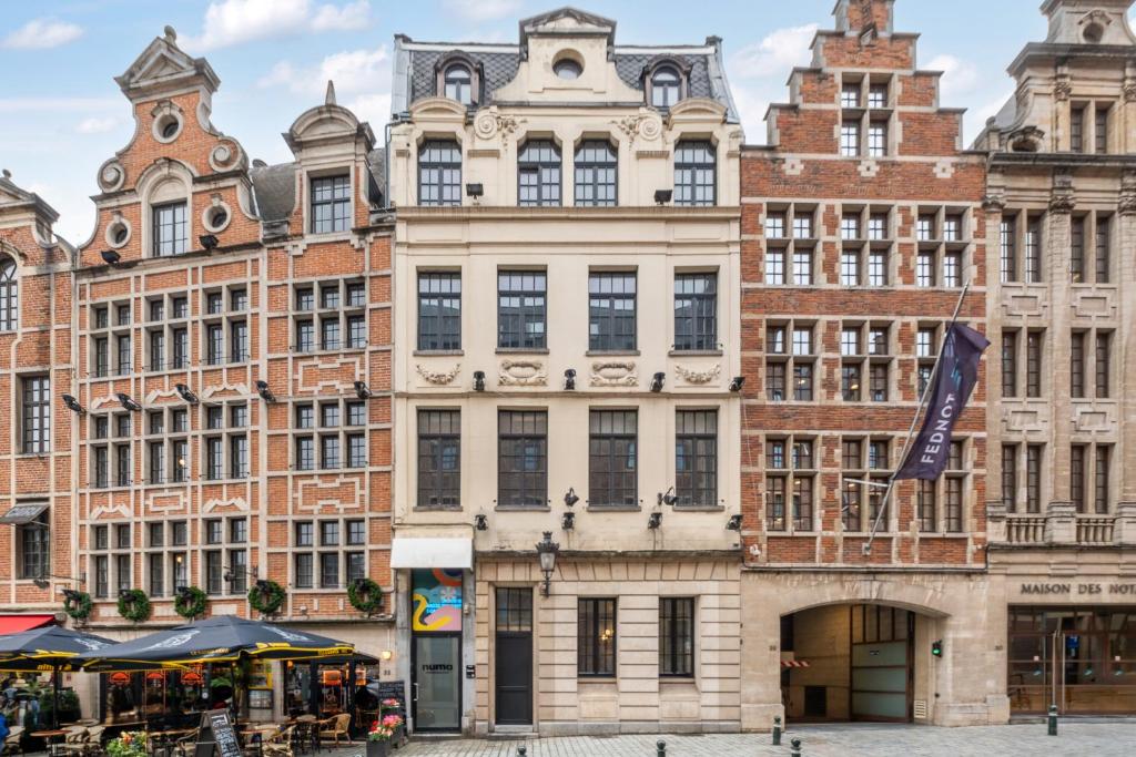 um edifício antigo na cidade de Amesterdão em numa I Scoop Rooms & Apartments em Bruxelas