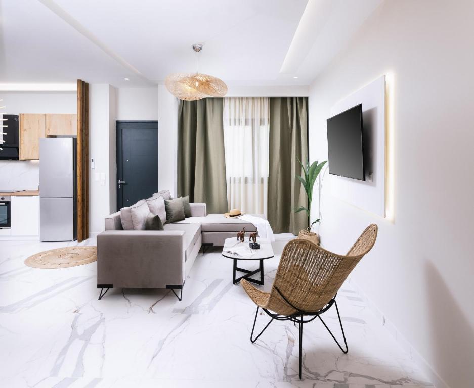 een woonkamer met een bank en een tafel en stoelen bij Arbona Apartment II in Vóroi