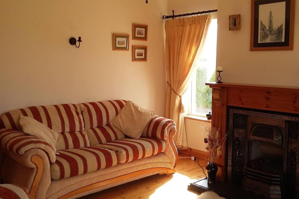 Posezení v ubytování Three Sisters Holiday Home - 7km to Dingle