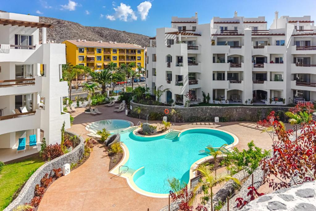una vista aérea de un complejo con piscina en Luxury family apartment Equilibrium, en Palm-mar