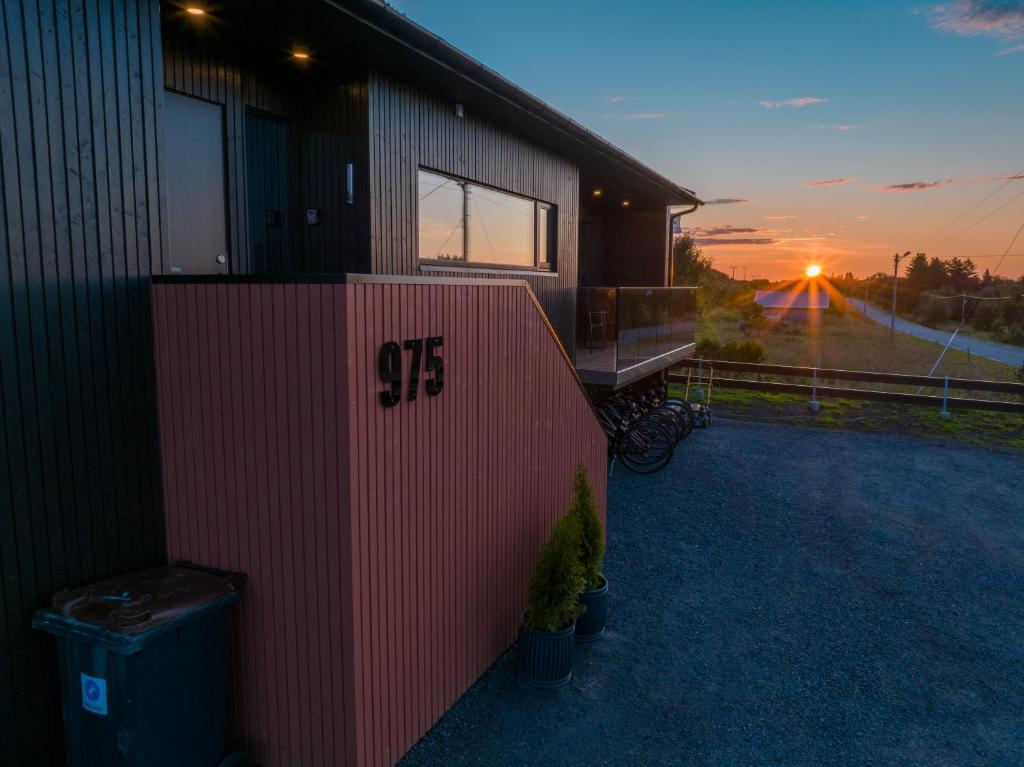 un bâtiment avec son côté dans l'établissement Villa Walter Lofoten with jacuzzi, à Kvalnes