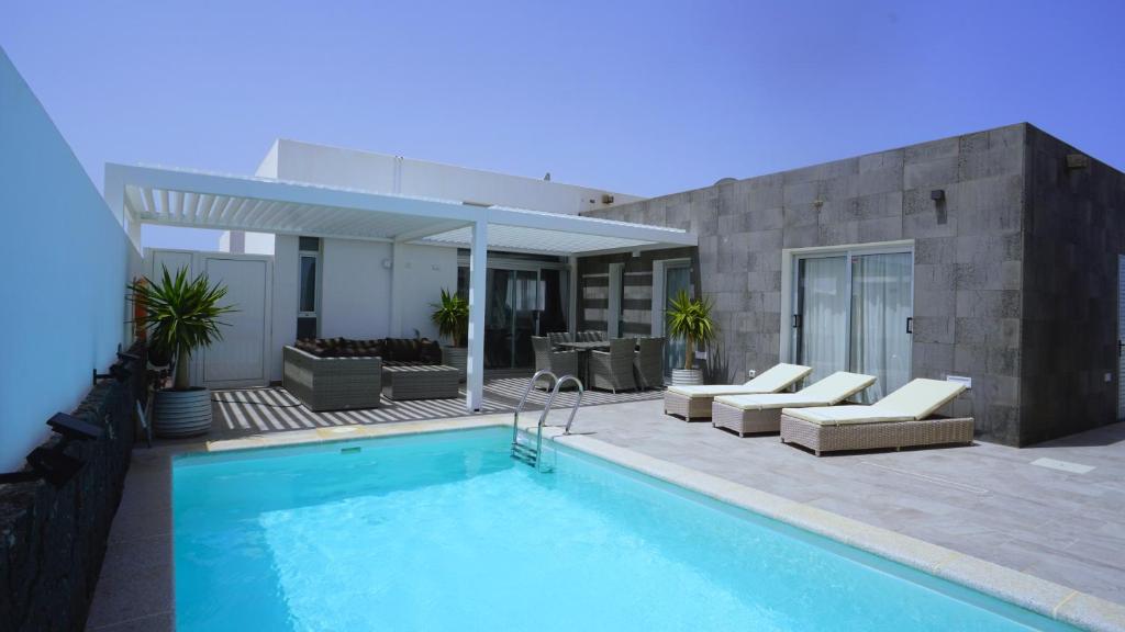 Bazén v ubytování Villa Patricia Playa Blanca nebo v jeho okolí