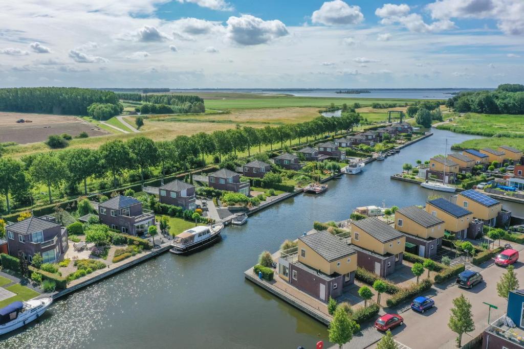 z góry widok na rzekę z domami i łodziami w obiekcie Nautic Rentals - Marinapark Oude-Tonge w mieście Oude-Tonge