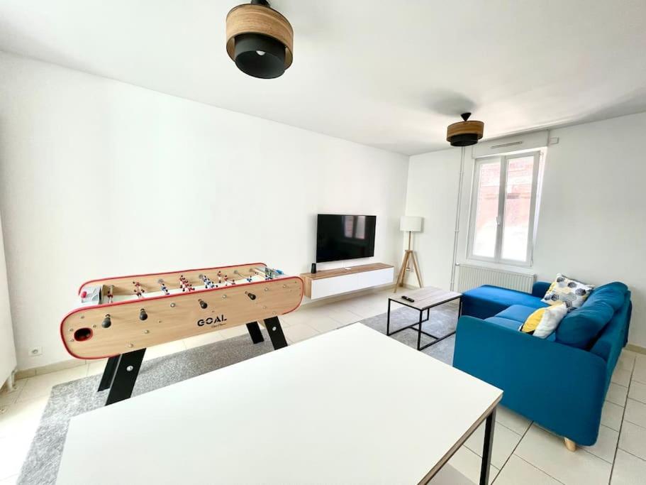 - un salon avec un billard et un canapé bleu dans l'établissement Maison Amiens proche centre ville & gare, à Amiens