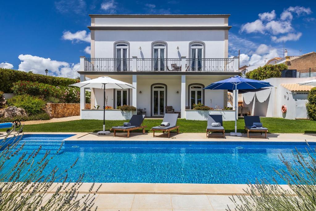 Bazén v ubytování Villa Isabella by OCvillas nebo v jeho okolí