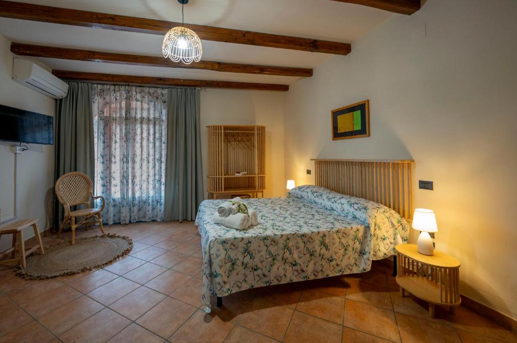 1 dormitorio con 1 cama, mesa y sillas en Agriturismo A casa di Anna, en Pellezzano