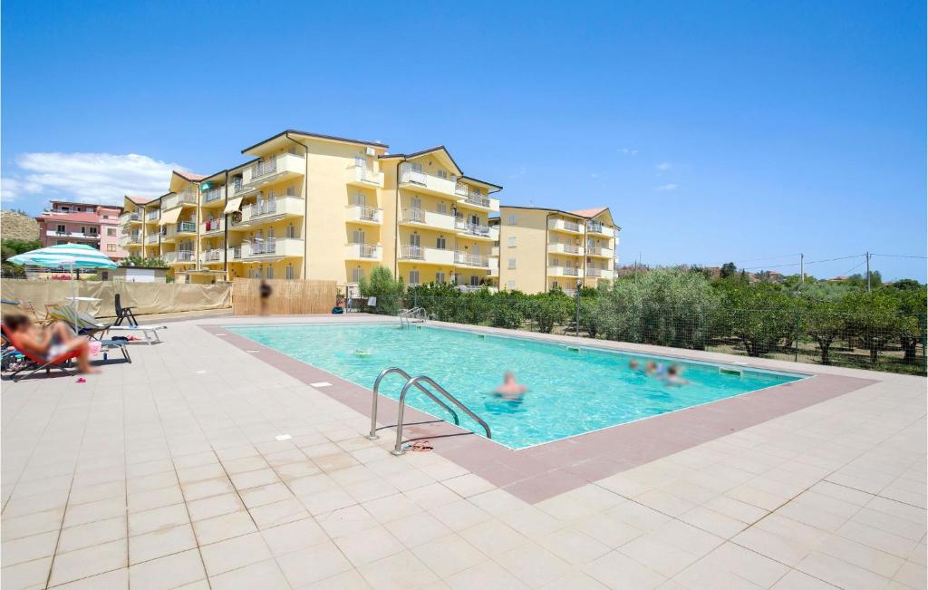 uma piscina com pessoas num hotel em Cozy Apartment In Caulonia Marina With Indoor Swimming Pool em Caulonia Marina