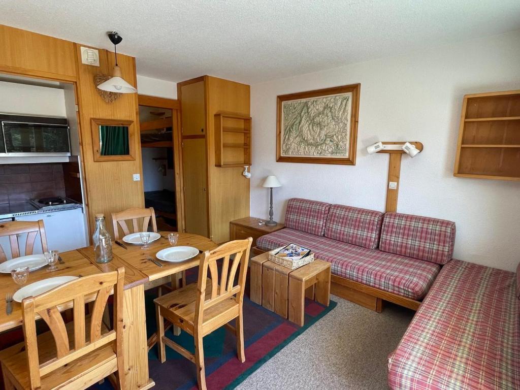 un salon avec un canapé et une table dans l'établissement Studio au pied des pistes pour 4 à Méribel Altiport - FR-1-411-386, à Les Allues