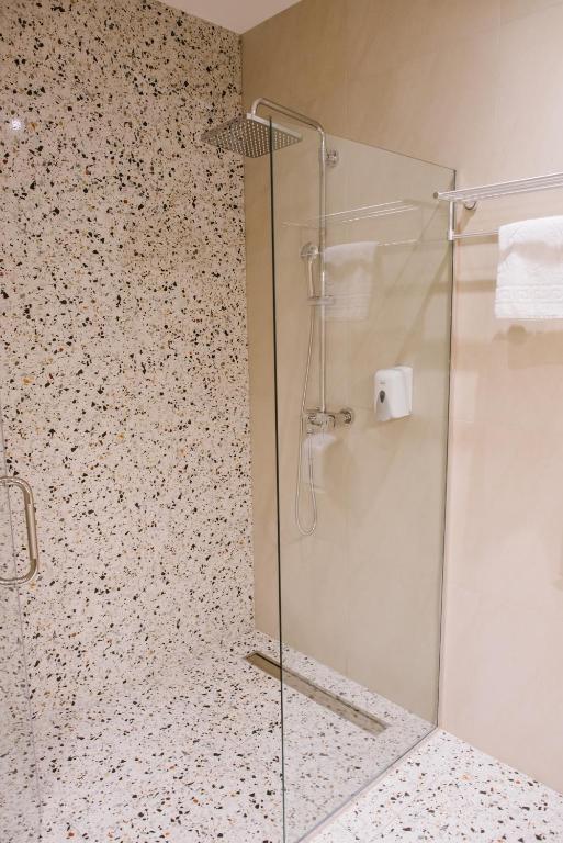 Koupelna v ubytování AVIOR Garni Hotel