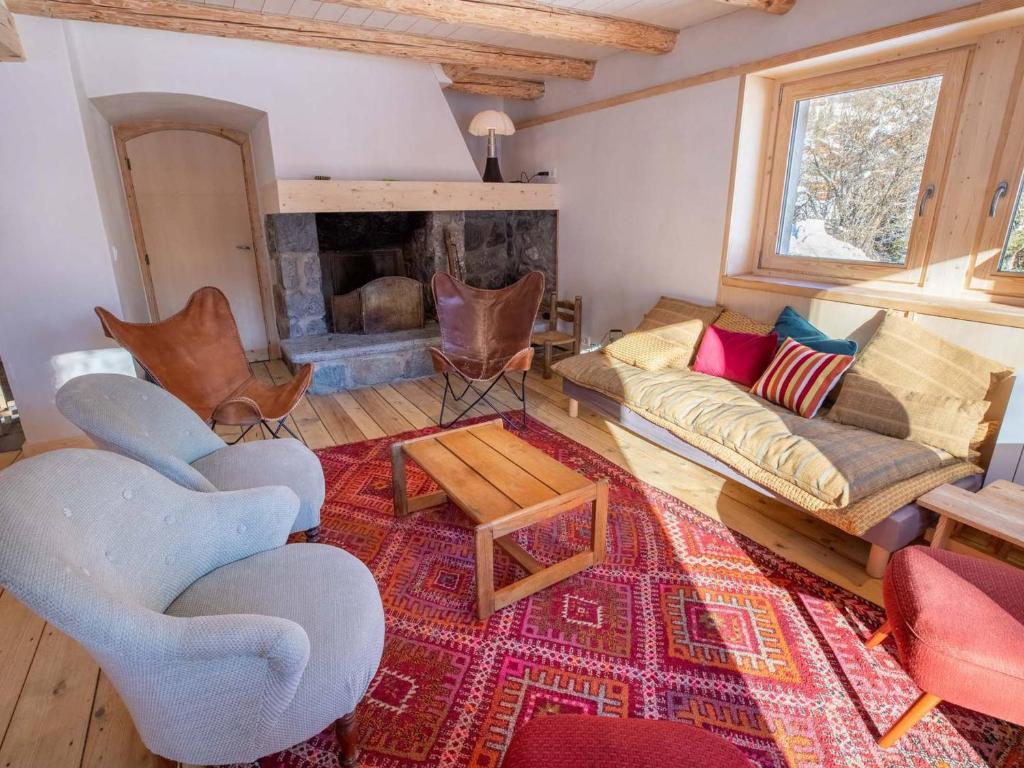 un soggiorno con divano, poltrone e camino di Chalet spacieux Méribel · Ski aux pieds · Cheminée - FR-1-688-34 a Méribel