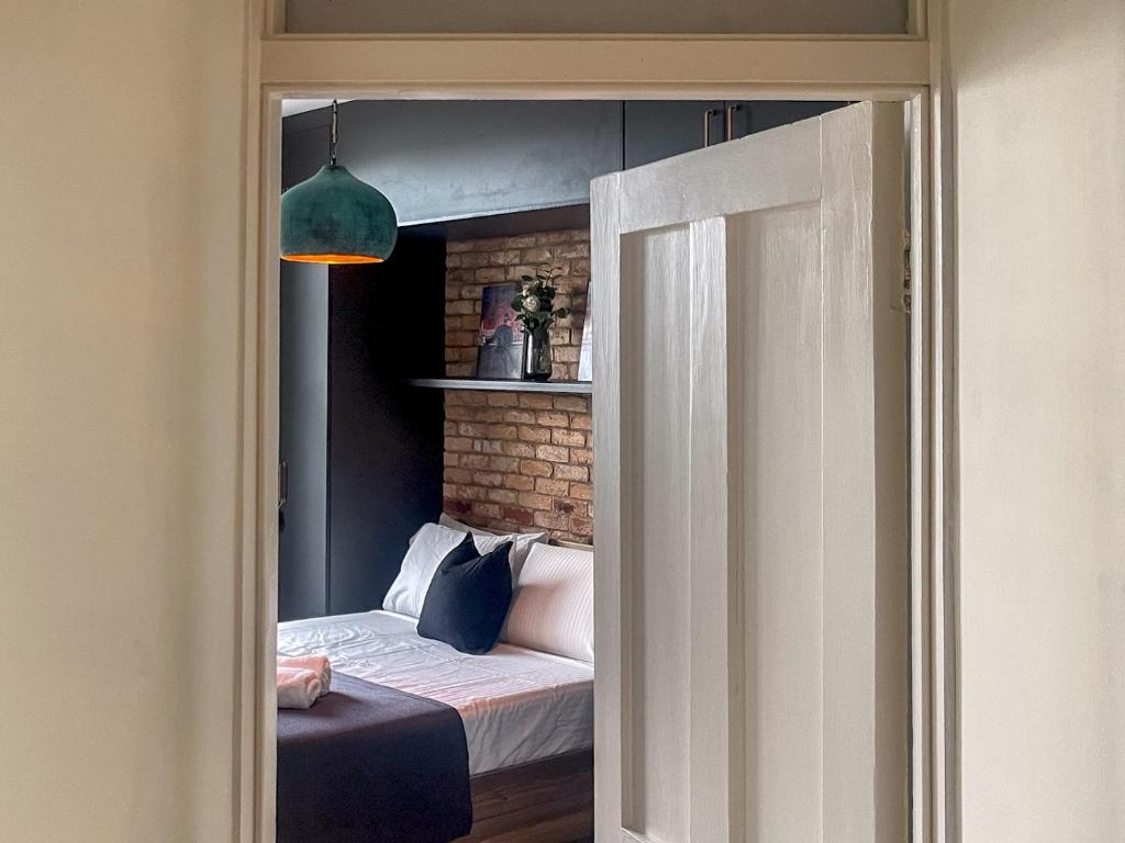 una camera con letto e muro di mattoni di Pass the Keys One bedroom APT near popular London attractions a Londra