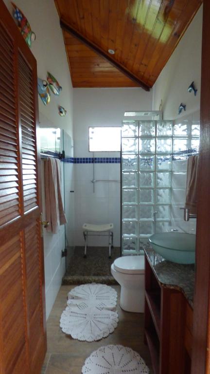 a bathroom with a toilet and a sink at Pousada Pomar de Vassouras in Vassouras
