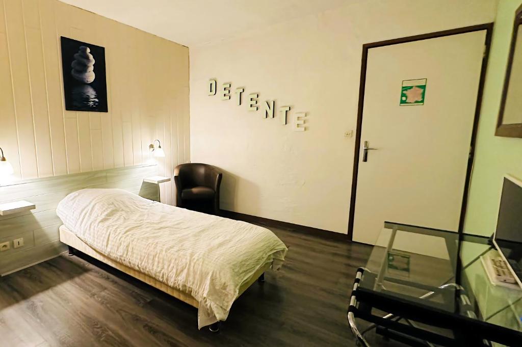 Postel nebo postele na pokoji v ubytování Hôtel Le Valéran
