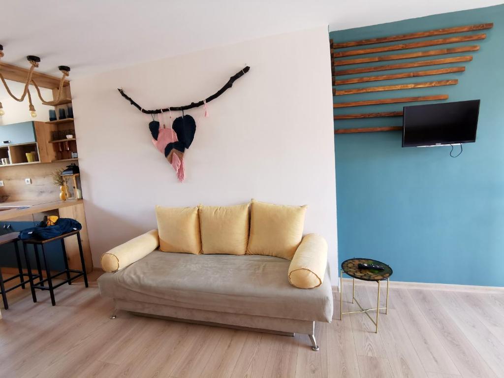 uma sala de estar com um sofá contra uma parede em Rare view em Plovdiv