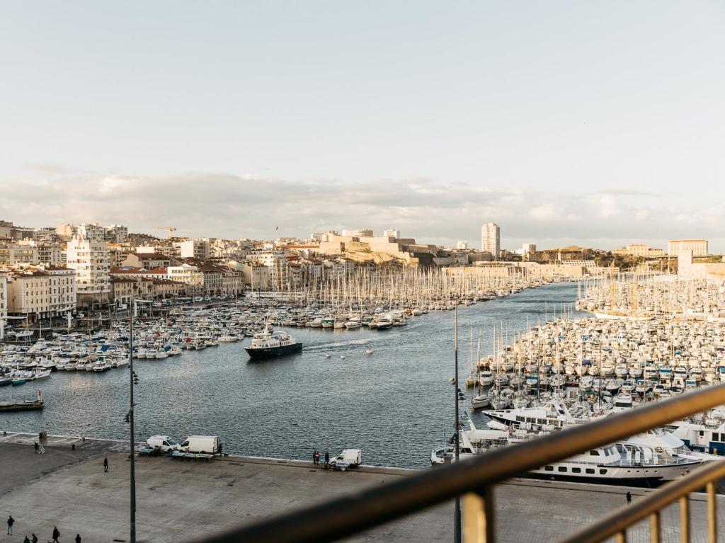 New Hotel Le Quai - Vieux Port في مارسيليا: اطلالة على ميناء مع قوارب في الماء