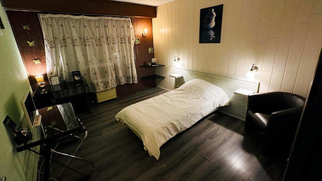 Postel nebo postele na pokoji v ubytování Hôtel Le Valéran