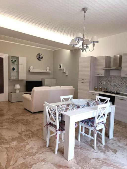 een woonkamer met een witte tafel en stoelen bij Montelepre Sweet Home casa vacanze in Montelepre