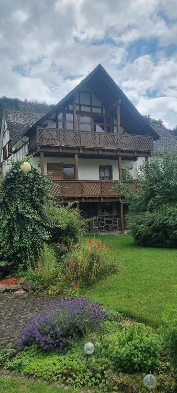 ein großes Haus mit Garten davor in der Unterkunft Ferienwohnung "Fernblick" Wolzhausen in Breidenbach