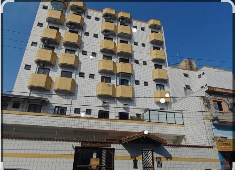 a tall building with balconies on top of it at Apartamento aconchegante in Praia Grande