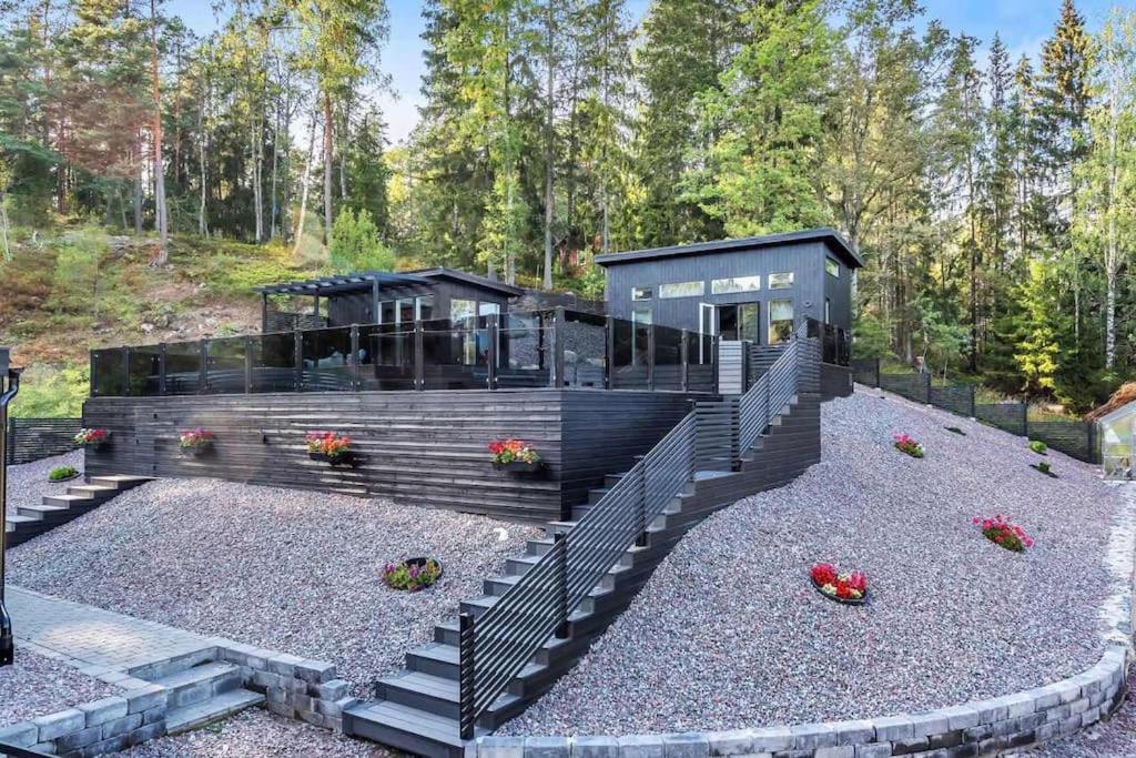 ein Haus mit einer Treppe, die hinauf führt in der Unterkunft Newly built Luxurious Guest house in Åkersberga