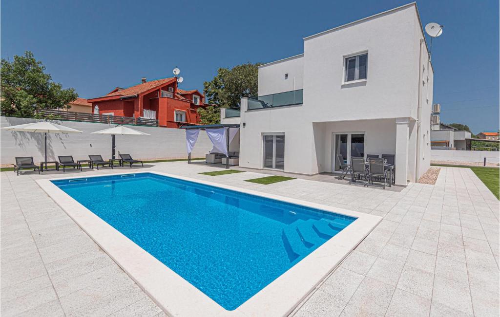 una piscina di fronte a una casa di Awesome Home In Bilice With Wifi a Bilice (Bilizze)