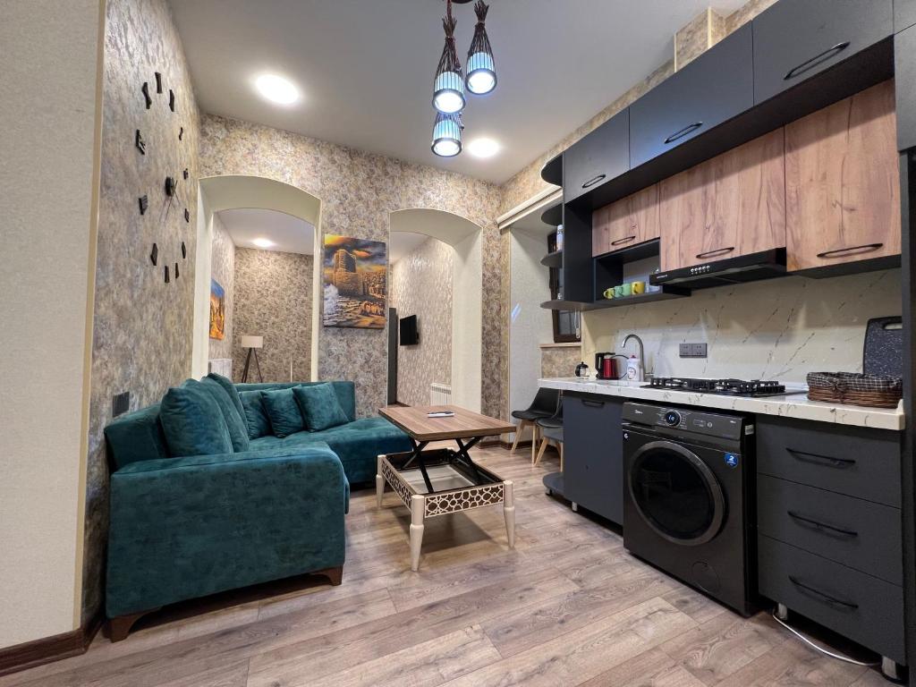 O bucătărie sau chicinetă la Etnic apartment near Maiden tower center of Baku