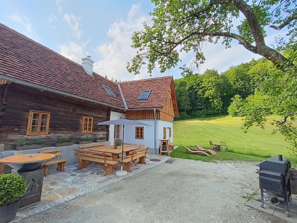 a house with a picnic table in front of it at Ferienhaus Grabenhansl in Stubenberg