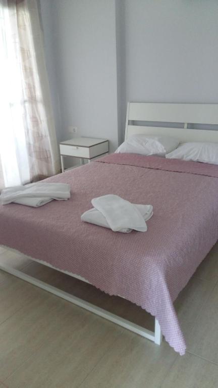 Una cama con dos almohadas blancas encima. en Deniz rezidans en Bodrum