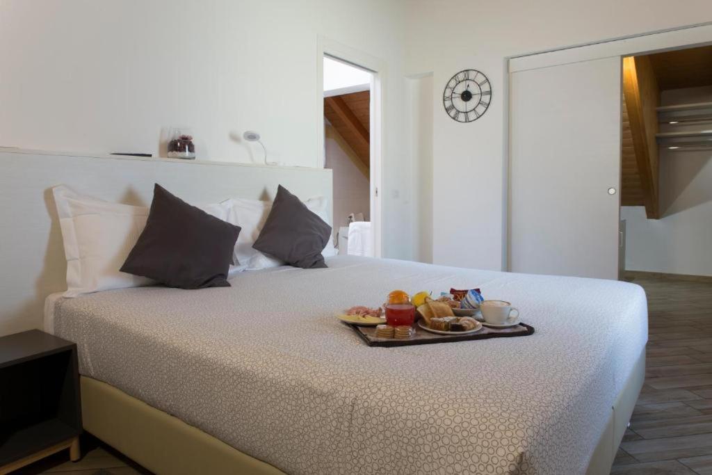 Postel nebo postele na pokoji v ubytování BHL SUITE Jacuzzi LEGNANO