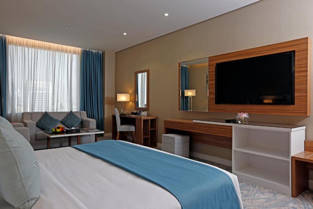 TV a/nebo společenská místnost v ubytování Cantonal Hotel by Warwick