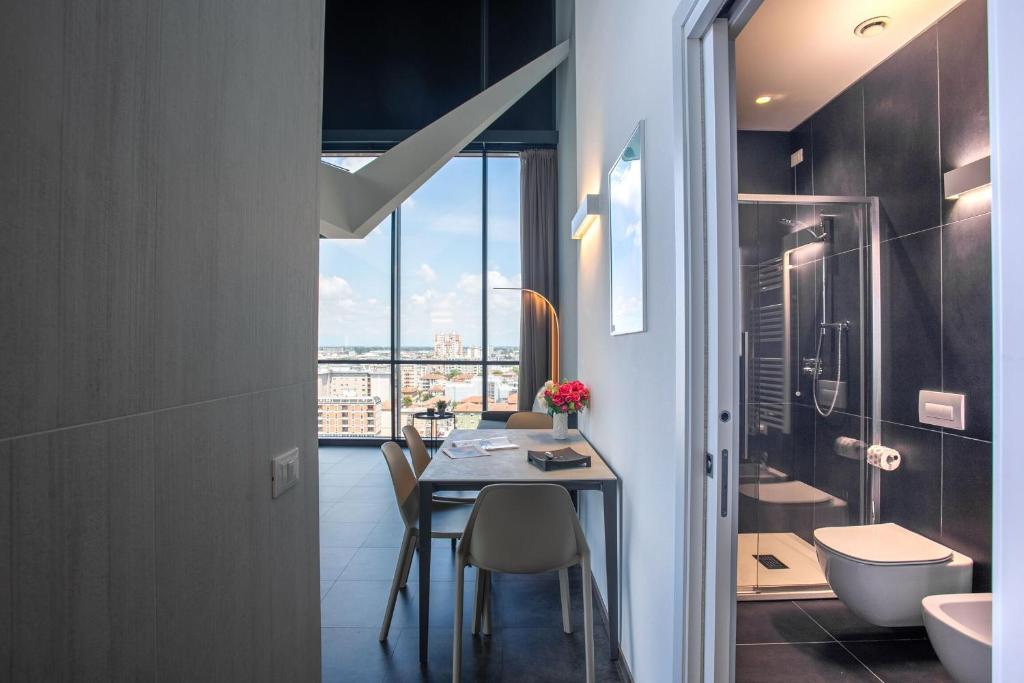 łazienka ze stołem i widokiem na miasto w obiekcie HTM Venice Suite by Halldis w Mestre