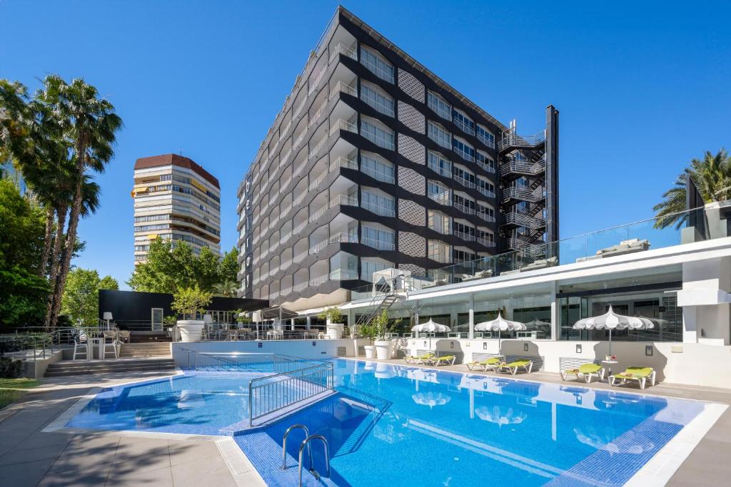 einem großen Pool vor einem Gebäude in der Unterkunft Climia Belroy 4 Sup in Benidorm