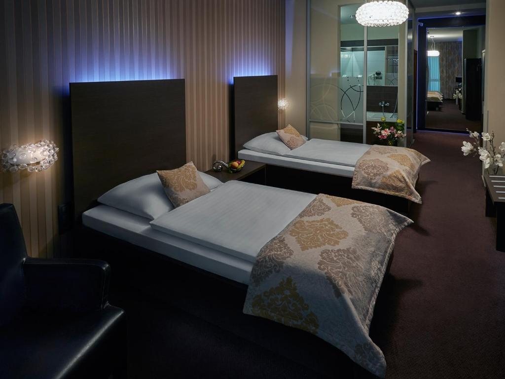Postel nebo postele na pokoji v ubytování HOTEL CENTRUM with free parking