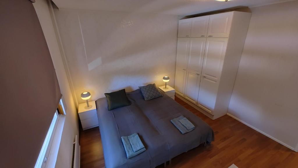an overhead view of a bedroom with a bed and two lamps at New 1 bedroom apartment near amenities nilsia near tahko in Nilsiä