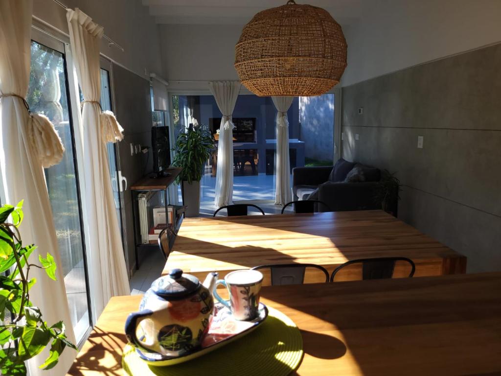 uma sala de estar com uma mesa e uma sala de jantar em Casa en Los Caminos del Vino - Chacras de Coria em Vistalba