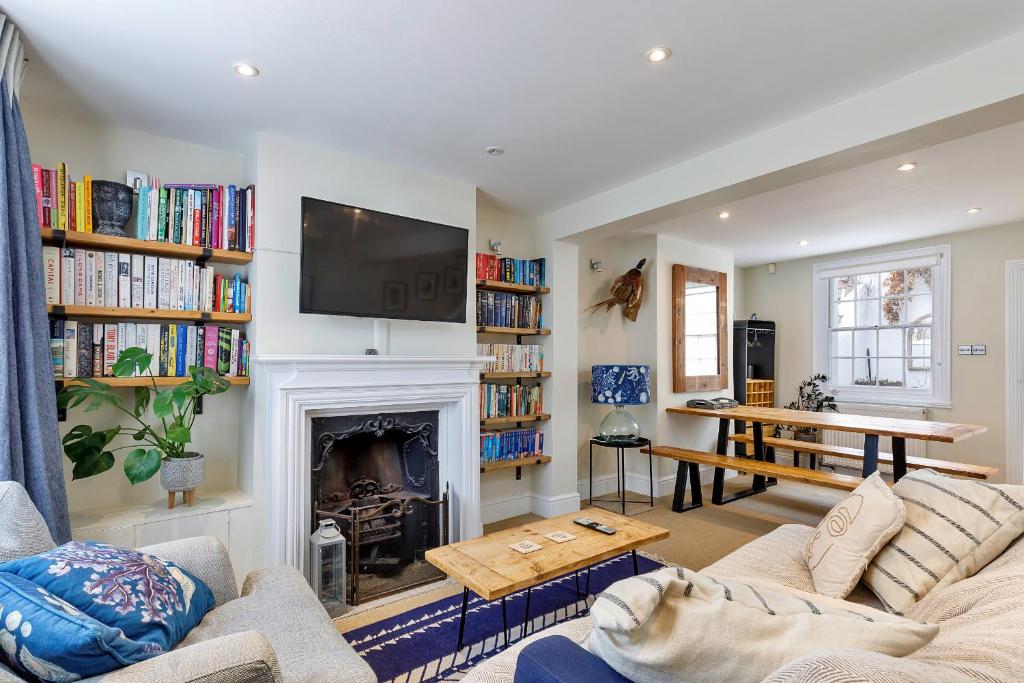ein Wohnzimmer mit einem Kamin und einem TV in der Unterkunft Finest Retreats - Brighton House in Brighton & Hove