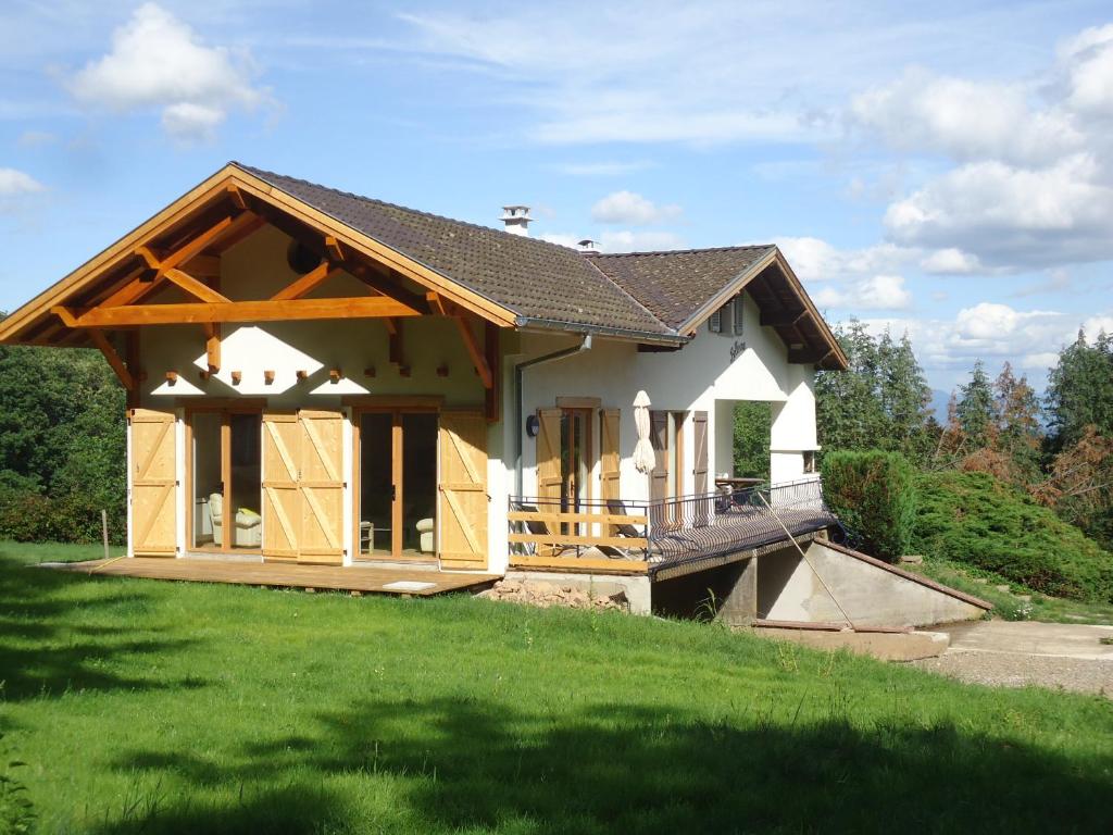 une maison en construction avec une pelouse verte dans l'établissement cottage pleine nature, à Wattwiller