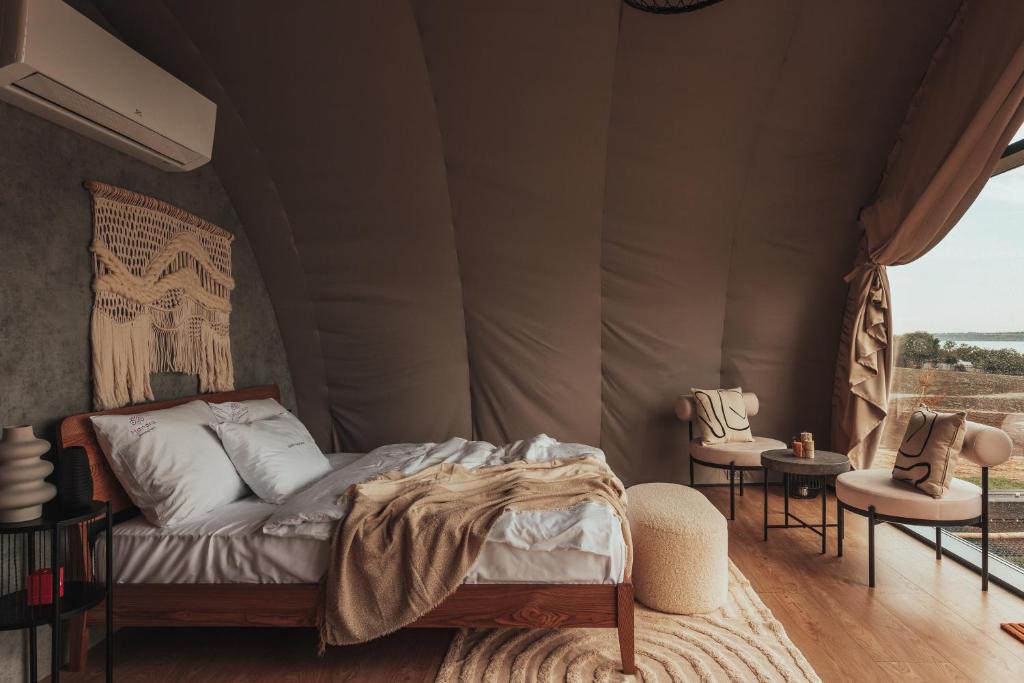 a bedroom with a bed in a tent at Mandra Lavandiya 