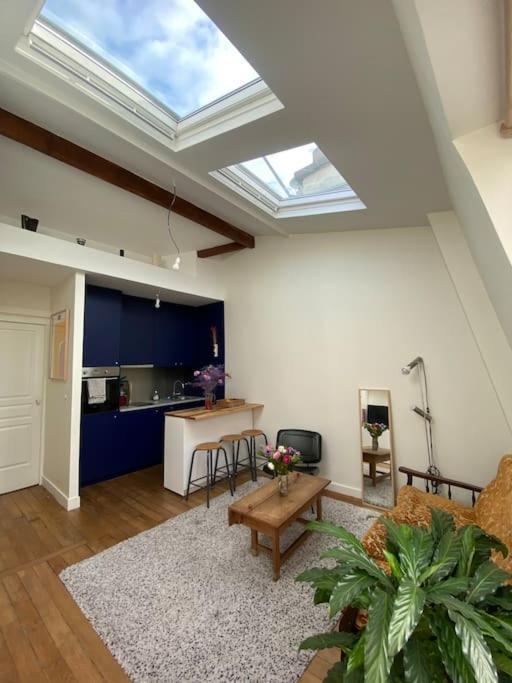 Loft sous les toits en plein coeur de Montmartre!, Paris (updated