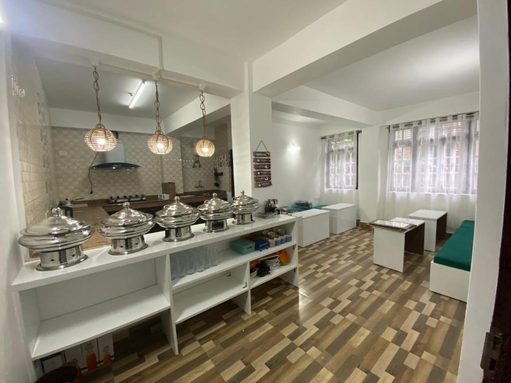 una cocina con muchas ollas y sartenes en una encimera en Zongkha Homestay en Gangtok