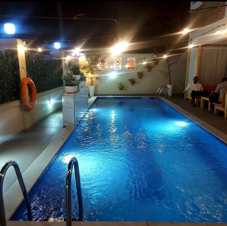 ein großer Swimmingpool in der Nacht mit Lichtern in der Unterkunft Ziroc Apartments Lekki Phase 1 in Lagos