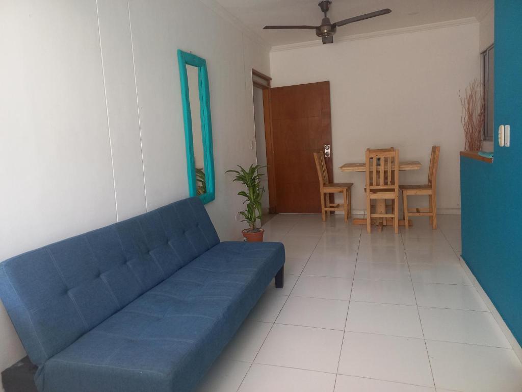 uma sala de estar com um sofá azul e uma mesa em Reservas La Bonanza S.A.S em Santa Marta