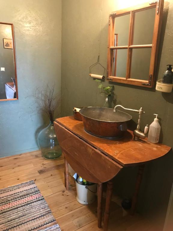 ein Badezimmer mit einem hölzernen Waschbecken auf einer Holztheke in der Unterkunft Bo på Kvarnen in Varberg
