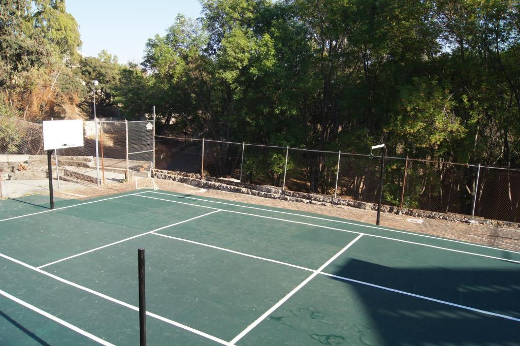 Tenis a/nebo squash v ubytování Hotel Chapala Country nebo okolí
