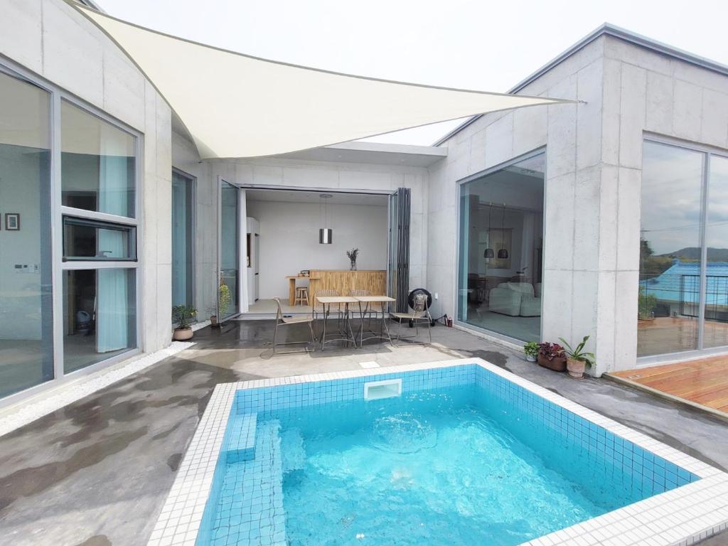 uma piscina no quintal de uma casa em Pohang Poolvilla Dearmood em Pohang