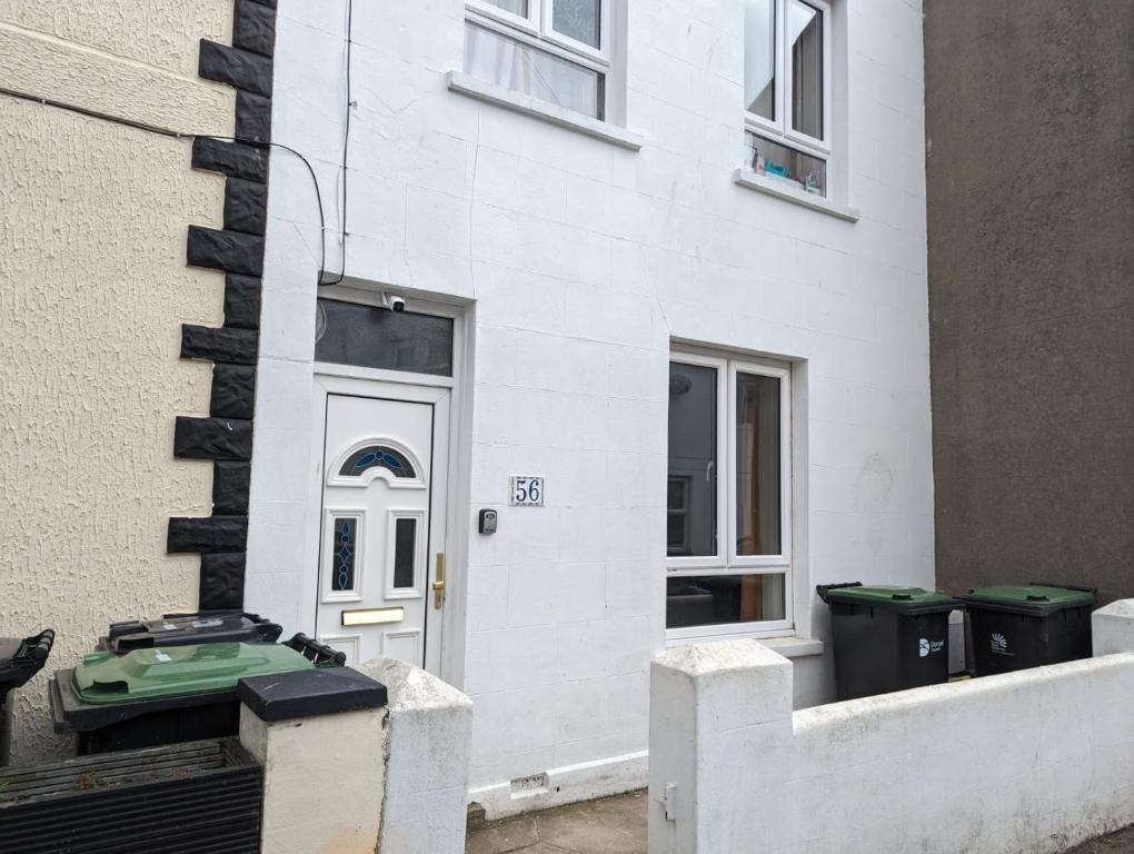 Shoreside Ground Floor 2 Bed near Beach & Town Self Check-in