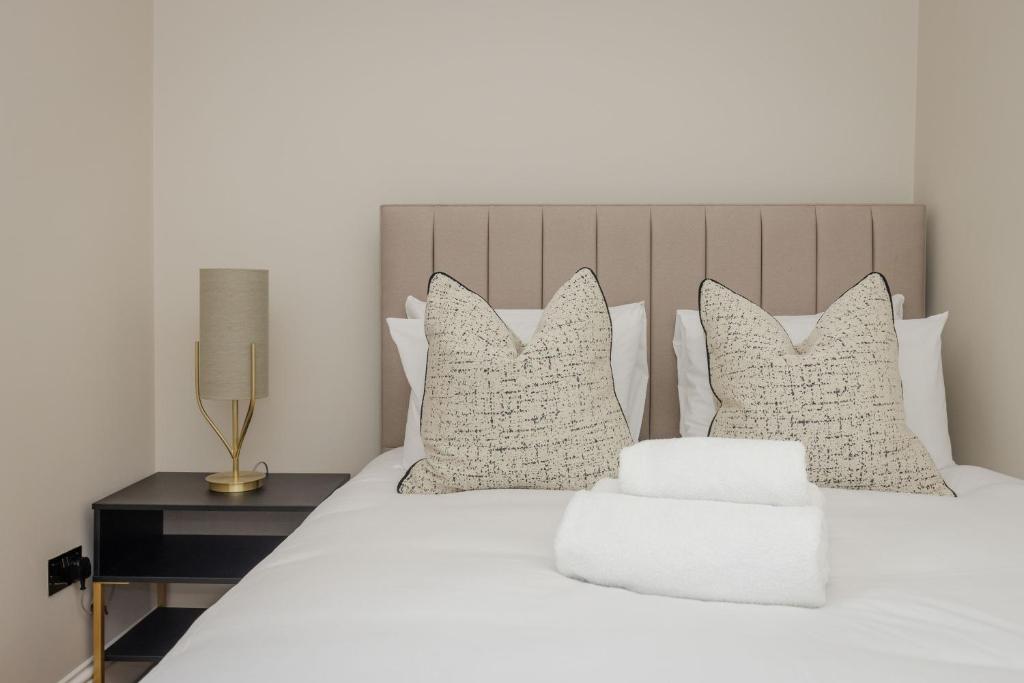 Postel nebo postele na pokoji v ubytování Dragon Suites Luxury Serviced Apartments at Walker Street