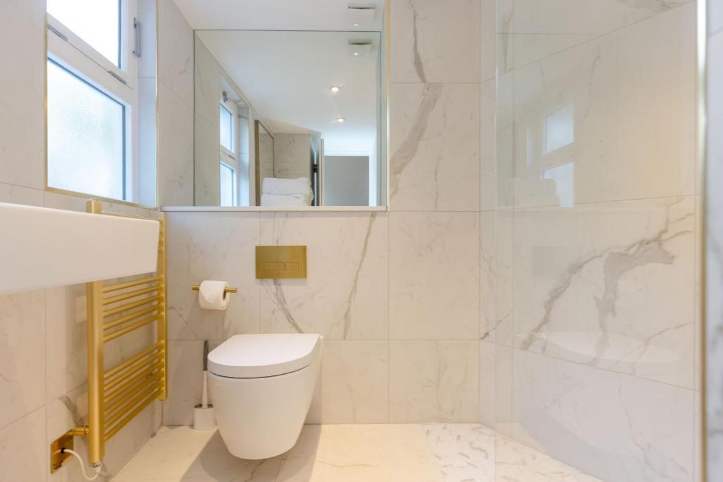 Koupelna v ubytování Dragon Suites Luxury Serviced Apartments at Walker Street